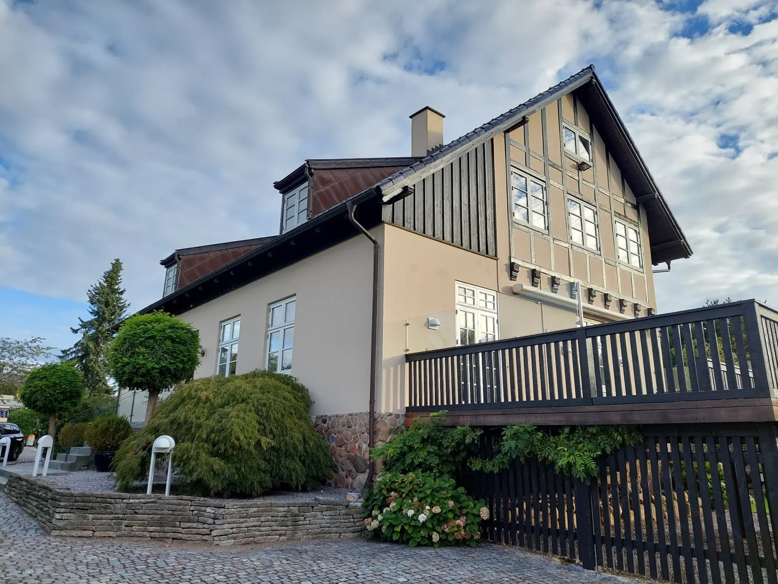 Færdig bolig i Bagsværd med bindingsværksgavl, ny altan og terrasse
