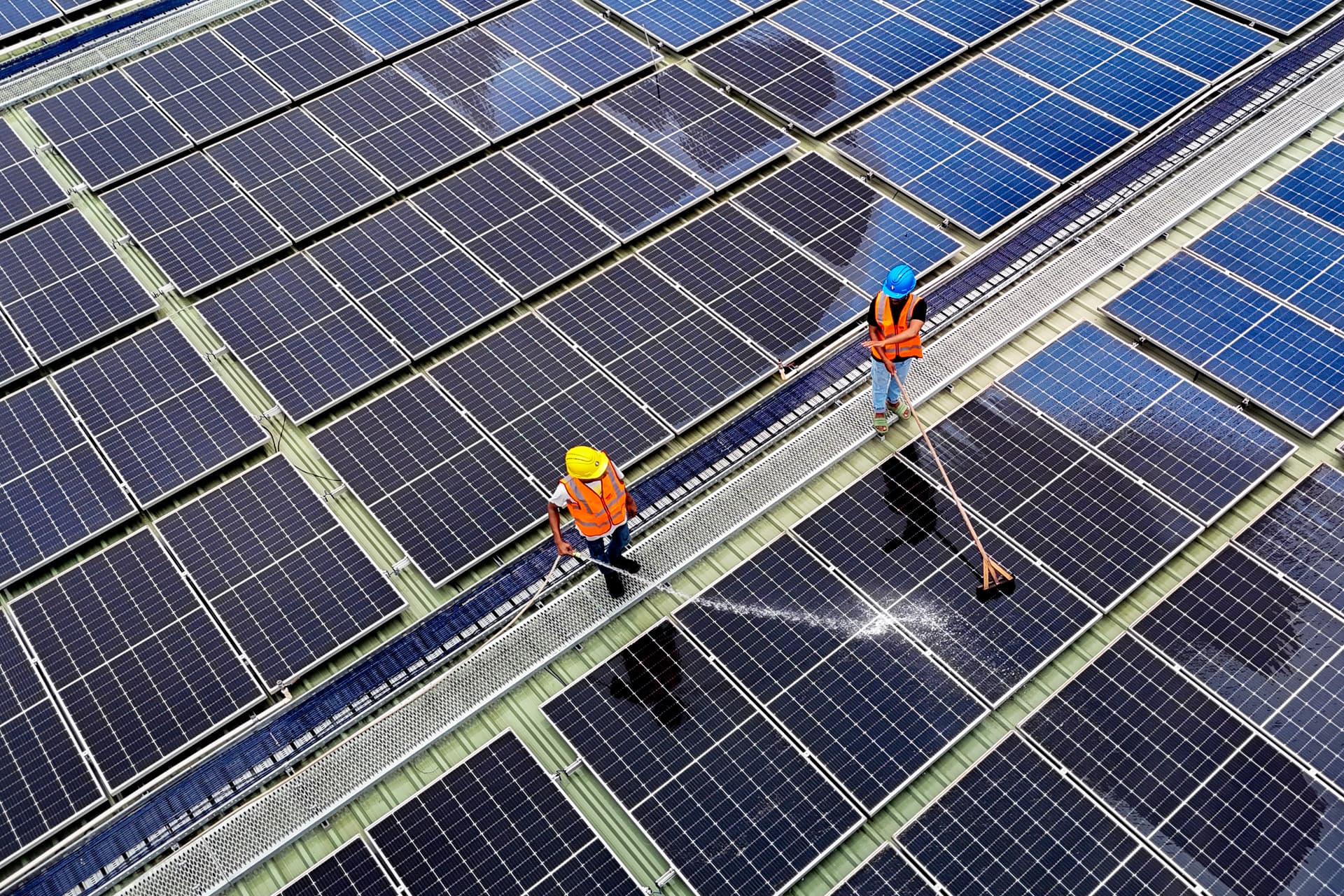 Solcelleanlæg på industritag under eftersyn