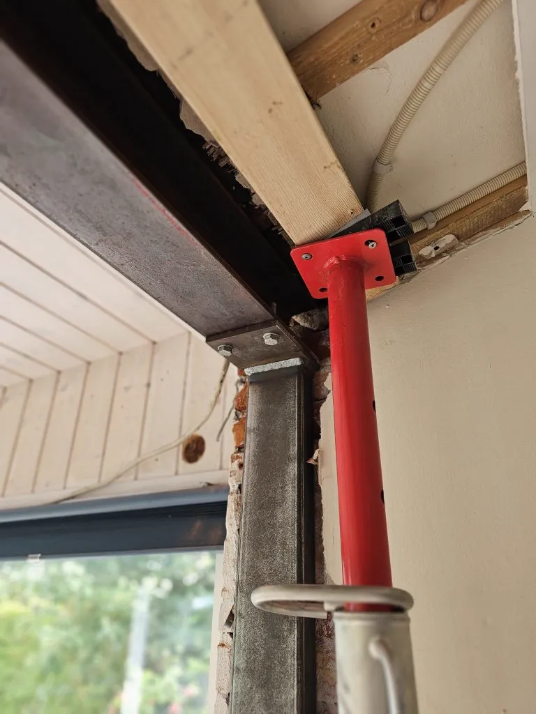 Detalje af stålsøjle og bundplade under montage